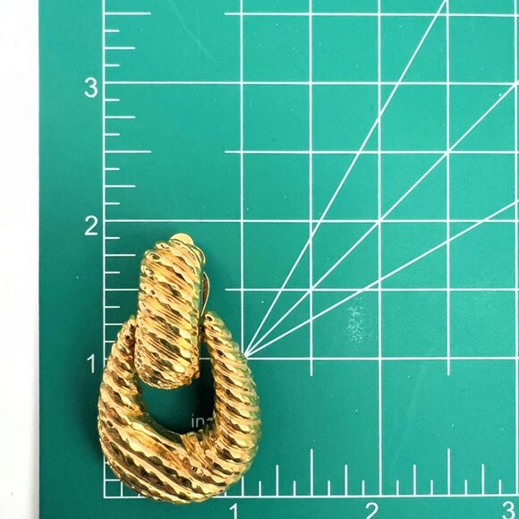 St. John doorknocker textured gold tone runway CLIP earrings - Picture 6 of 6